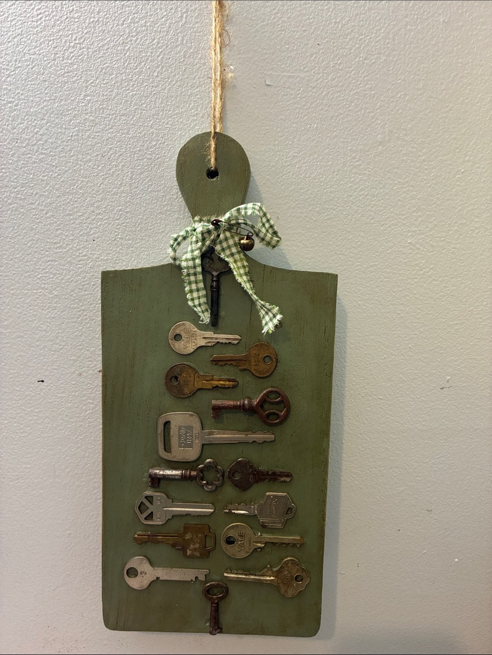 Rustic Green Key Display Wall Decor (Ul cycled cutting board and vintage keys)